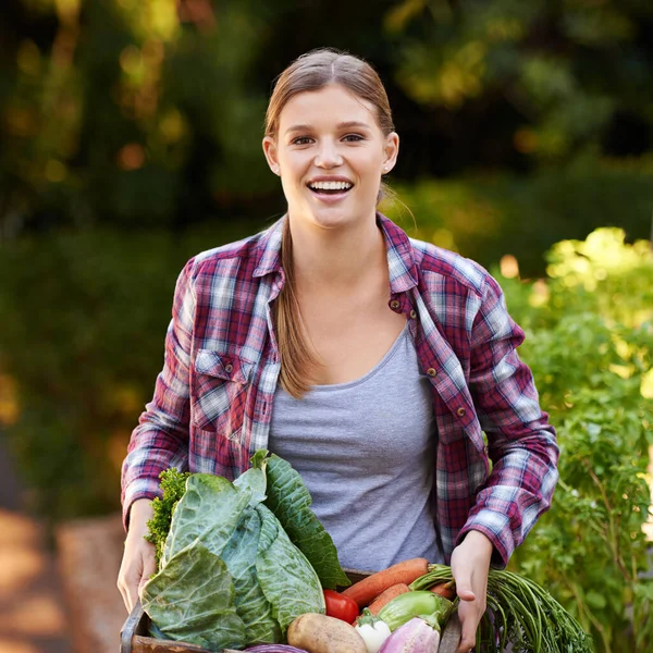 新鲜的或没有 一个快乐的年轻女人拿着一板条箱新鲜采摘的蔬菜的画像 — 图库照片