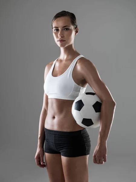 Karın Kaslarından Bir Top Sektirebilirsin Elinde Futbol Topu Olan Genç — Stok fotoğraf