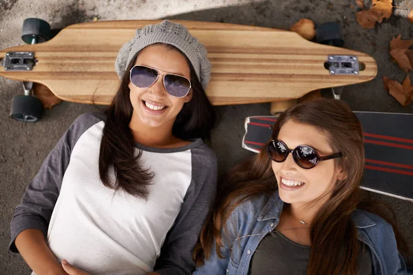 Отдыхаю Две Молодые Женщины Скейтбордами Городе — стоковое фото
