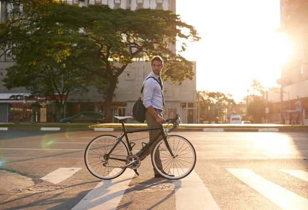 바퀴로 도시를 있습니다 자전거를 출근하는 사업가 — 스톡 사진