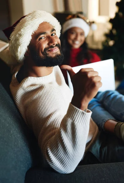 Portre Noel Evde Eşiyle Geçirdiği Hıristiyan Bayramını Kutlayan Adam Aşk — Stok fotoğraf
