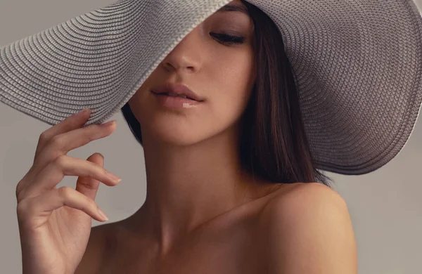 Alucinantemente Elegante Foto Estudio Una Hermosa Mujer Con Sombrero Sobre — Foto de Stock