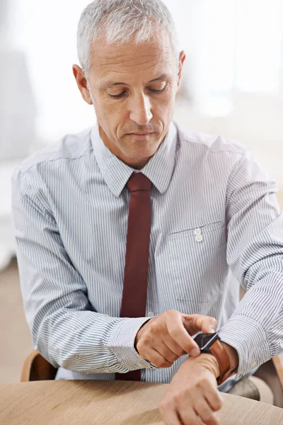 对现代商人来说 这是一个聪明的手表 一个成熟的商人用一只聪明的手表 — 图库照片