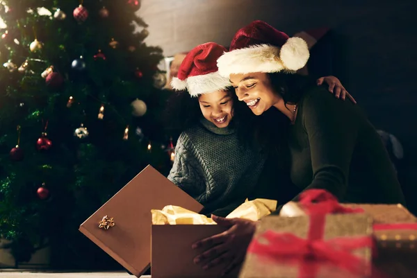 Noche Madre Hijo Con Regalo Para Navidad Celebración Unas Felices —  Fotos de Stock