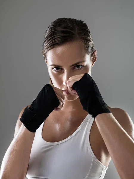 彼女は脂肪との戦いに勝った 腕を上げて戦う準備ができている若い女性の肖像画 — ストック写真
