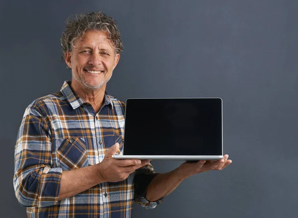 Przeglądam Twoją Stronę Portret Dojrzałego Pokazującego Laptopa Czystym Ekranem — Zdjęcie stockowe
