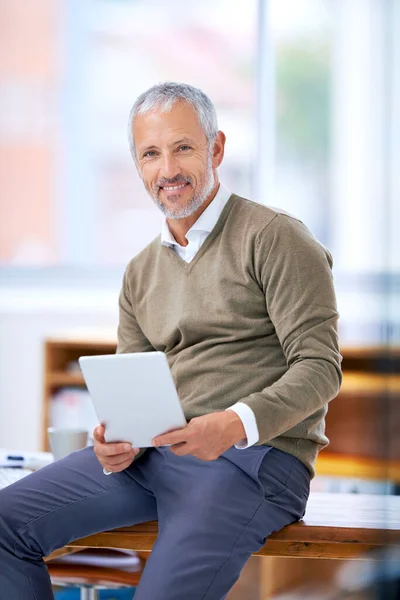 成功したビジネスを構築する 幸せなビジネスマンの肖像画彼の机の上にタブレットで座って — ストック写真