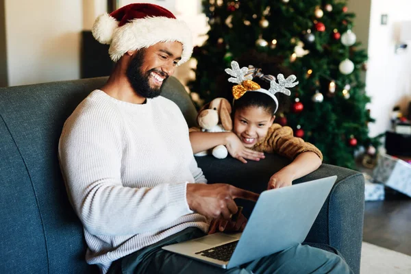 Noel Siyah Baba Kızı Dizüstü Bilgisayarlarıyla Internette Sosyal Medya Okuyup — Stok fotoğraf