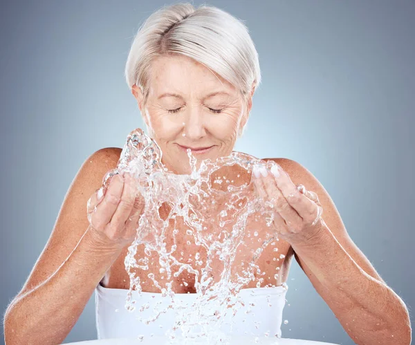 Water Splash Senior Woman Studio Natural Cosmetic Facial Routine Hygiene — Stock Photo, Image