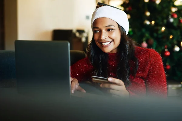 Kredi Kartı Dizüstü Bilgisayar Noel Kadını Çevrimiçi Alışveriş Ticaret Ürünü — Stok fotoğraf