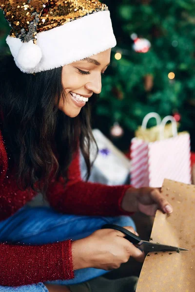 Kerst Vrouw Schaar Voor Het Knippen Van Papier Cadeau Huis — Stockfoto