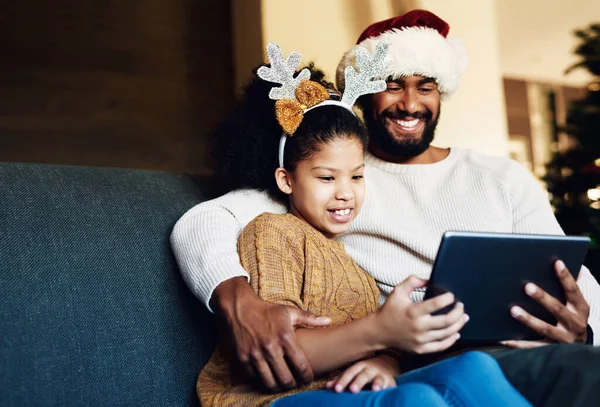 Aile Noel Tablet Babasıyla Birlikte Oturma Odasındaki Kanepede Video Film — Stok fotoğraf