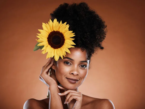 Mulher Negra Beleza Flor Para Cosméticos Orgânicos Para Saúde Estética — Fotografia de Stock