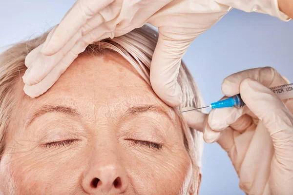 Cara Mano Jeringa Para Botox Cirugía Estética Belleza Contra Estudio — Foto de Stock