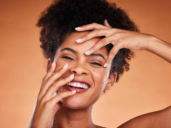 黑人妇女的美感 皮肤护理和人脸肖像 具有光彩夺目的皮肤常规 自爱和满足于奢侈的面部治疗 温泉沙龙 化妆品及对护肤程序满意的模特 — 图库照片