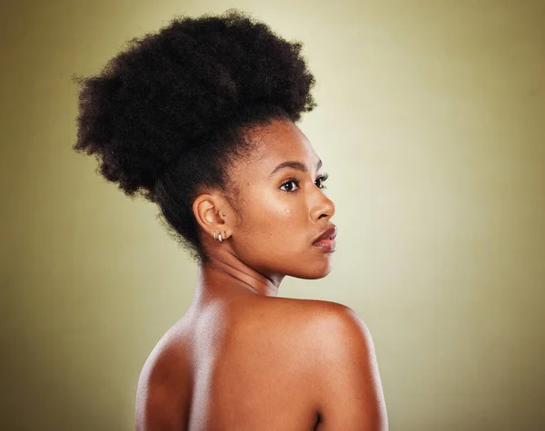 Zwarte Vrouw Afro Haar Body Skincare Gloeien Groene Studio Achtergrond — Stockfoto