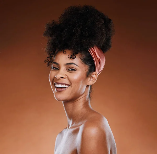 Haarverzorging Huidverzorging Zwarte Vrouw Met Een Glimlach Voor Schoonheid Tegen — Stockfoto
