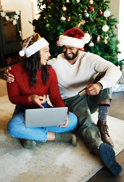 Noel Kredi Kartı Çift Alışverişi Dizüstü Bilgisayar Oturma Odası Hediye — Stok fotoğraf