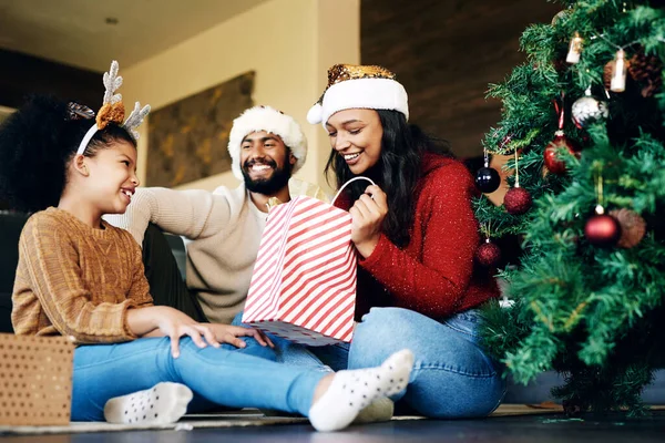 Noel Sevgi Aile Evde Hediyeler Açıyor Tatilde Eğleniyor Kaynaşıyor Xmas — Stok fotoğraf