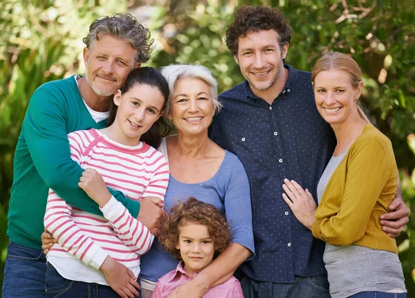 完璧な家族の写真だ 裏庭に一緒に立って幸せな家族の作物の肖像画 — ストック写真