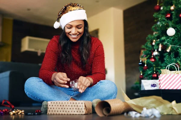 Kadın Noel Hediyesini Kaset Hediye Kutusu Bayram Kutlaması Mutlulukla Paketliyor — Stok fotoğraf