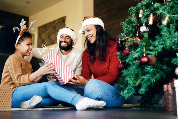 Família Celebração Natal Doação Presentes Sorriso Feliz Amor Chão Casa — Fotografia de Stock