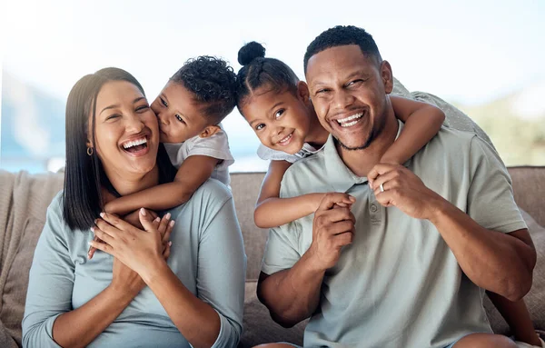 Família Feliz Mãe Pai Com Filhos Retrato Sofá Abraçando Rindo — Fotografia de Stock