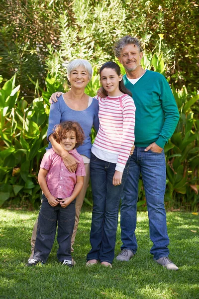 おばあちゃんとおじいちゃんに会いに 孫と屋外に立っているシニアカップルの完全な長さの肖像画 — ストック写真