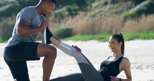伸展腿和在海滩上与女人一起锻炼的黑人男子 伴侣或私人教练与运动员一起为训练大笑 户外运动 多种族的夫妇 喜欢有氧运动 — 图库视频影像
