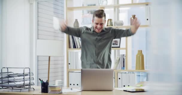 Biznesmen Sukces Świętowanie Tańca Notyfikacji Laptopa Transakcji Giełdzie Premii Biura — Wideo stockowe