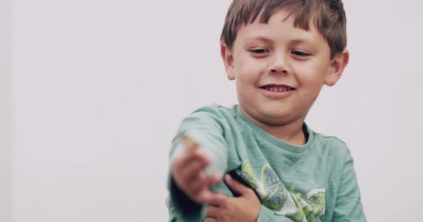 Мальчик Руки Бабочка Крылья Любопытное Существо Улице Счастливый Ребенок Летающим — стоковое видео