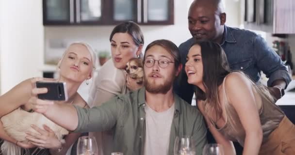 Freunde Handy Selfie Und Lustiges Gesicht Bei Der Dinnerparty Vielfalt — Stockvideo
