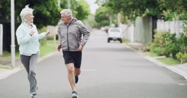 Fitness Futás Boldog Idős Pár Testmozgás Fut Környéken Utca Sport — Stock videók
