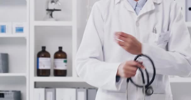 Hastane Klinik Danışma Odasında Steteskoplu Sağlık Ilaç Doktor Elleri Destek — Stok video