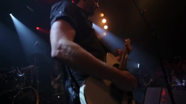 Rock Gitara Człowiek Koncertowym Portrecie Mrugnięciem Okiem Energicznym Występem Los — Wideo stockowe