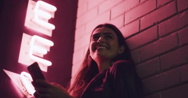 Mujer Teléfono Sonrisa Por Letrero Neón Club Nocturno Luz Metro — Vídeo de stock