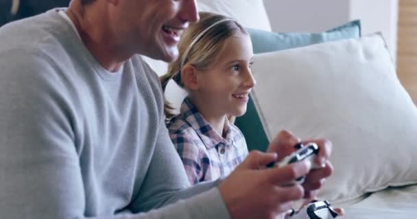 Padre Figlio Giocare Videogiochi Sul Divano Divertirsi Intrattenimento Familiare Legare — Video Stock