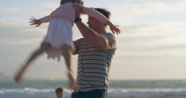 Пляж Счастливый Отец Играющий Своим Ребенком Время Летнего Отпуска Приключения — стоковое видео