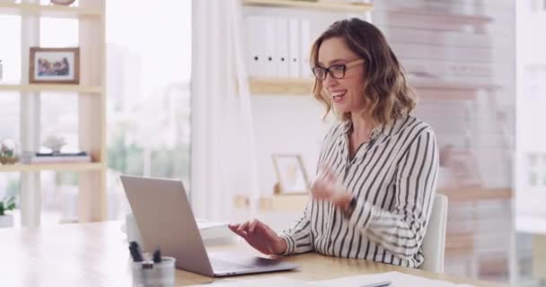 Szabadúszó Izgatott Laptop Ünnepelni Siker Győzelem Vagy Online Verseny Bónusz — Stock videók