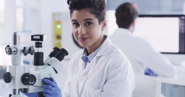 Investigación Ciencia Microscopio Con Mujer Laboratorio Para Análisis Farmacia Medicina — Vídeo de stock