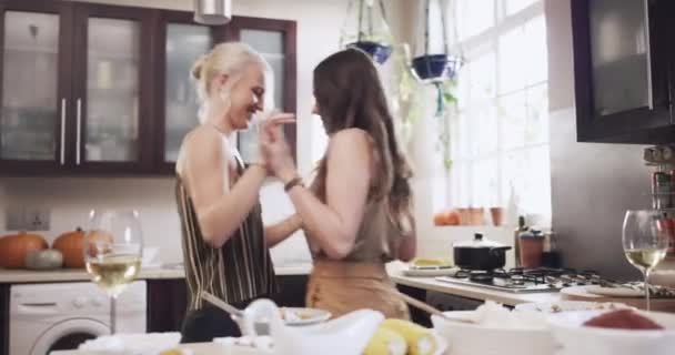 Paar Lgbtq Dansen Keuken Koken Voedsel Samen Voor Liefde Ondersteuning — Stockvideo