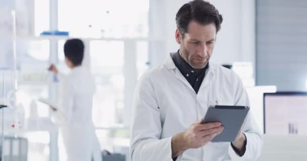 Tudós Tabletta Tudomány Kutatás Laboratóriumban Ember Technológia Adatelemzés Egészség Kémia — Stock videók