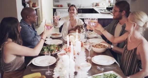 Przyjaciele Okrzyki Stół Posiłek Jedzenie Lub Przyjaźń Razem Jadalni Domu — Wideo stockowe