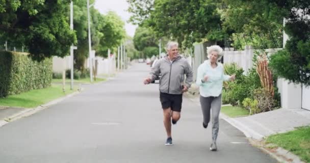 老夫妇 在街上跑步和锻炼 一起锻炼和训练 快乐的微笑和户外邻居 老年人 一起笑 一起跑步 一起健身 在路上 一起锻炼 — 图库视频影像