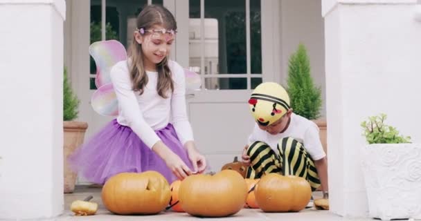 Garota Menino Crianças Unindo Com Doces Halloween Varanda Entrada Casa — Vídeo de Stock