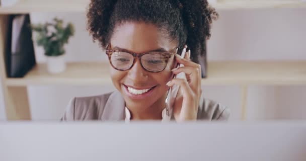 Τηλεφωνική Κλήση Υπολογιστής Μαύρη Γυναίκα Δικτύωση Επικοινωνίας Τηλεμάρκετινγκ Προγραμματισμό Στο — Αρχείο Βίντεο