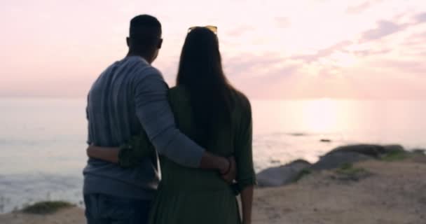 Miłość Zachód Słońca Widok Pary Plaży Przytulanie Przytulanie Romans Uczucie — Wideo stockowe