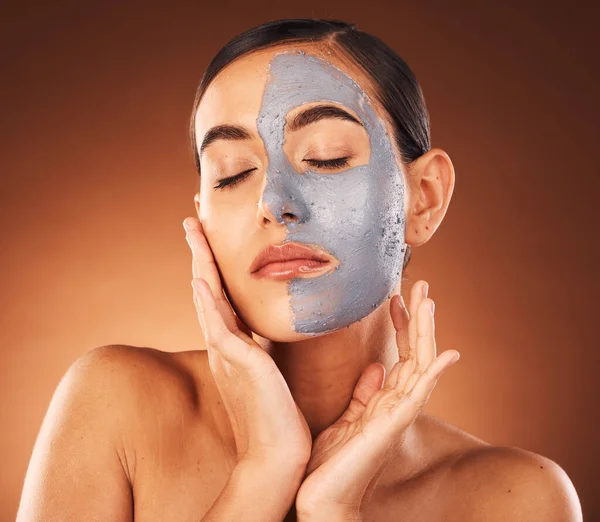 美のためのスキンケア顔 女性とマスク 木炭化粧品のクリーニングと肌の健康治療 健康的な顔のマスク 自然な顔の皮膚科とオレンジのスタジオの背景の豪華なスパのメイク — ストック写真