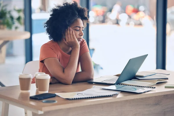Estresse Cansado Mulher Negra Negócios Laptop Mesa Pensando Comunicação Mail — Fotografia de Stock