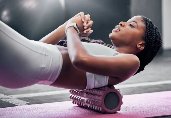 Fitness Exercício Rolo Espuma Com Uma Mulher Negra Ginásio Treinamento — Fotografia de Stock